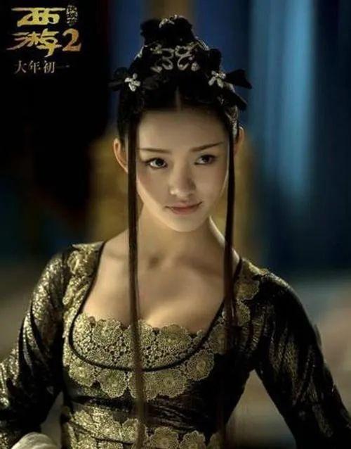 18岁当上星女郎恋过宋威龙冯绍峰！林允曾甜美惹人爱？