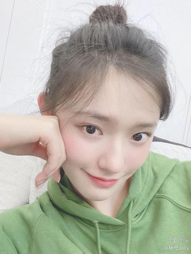 18岁当上星女郎恋过宋威龙冯绍峰！林允曾甜美惹人爱？