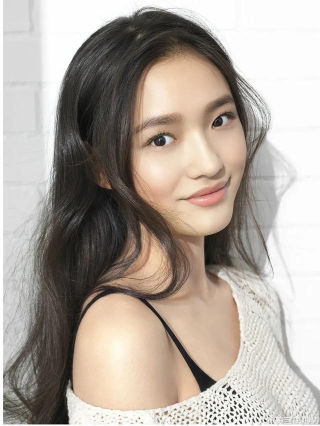 18岁当上星女郎恋过宋威龙冯绍峰！林允曾甜美惹人爱？