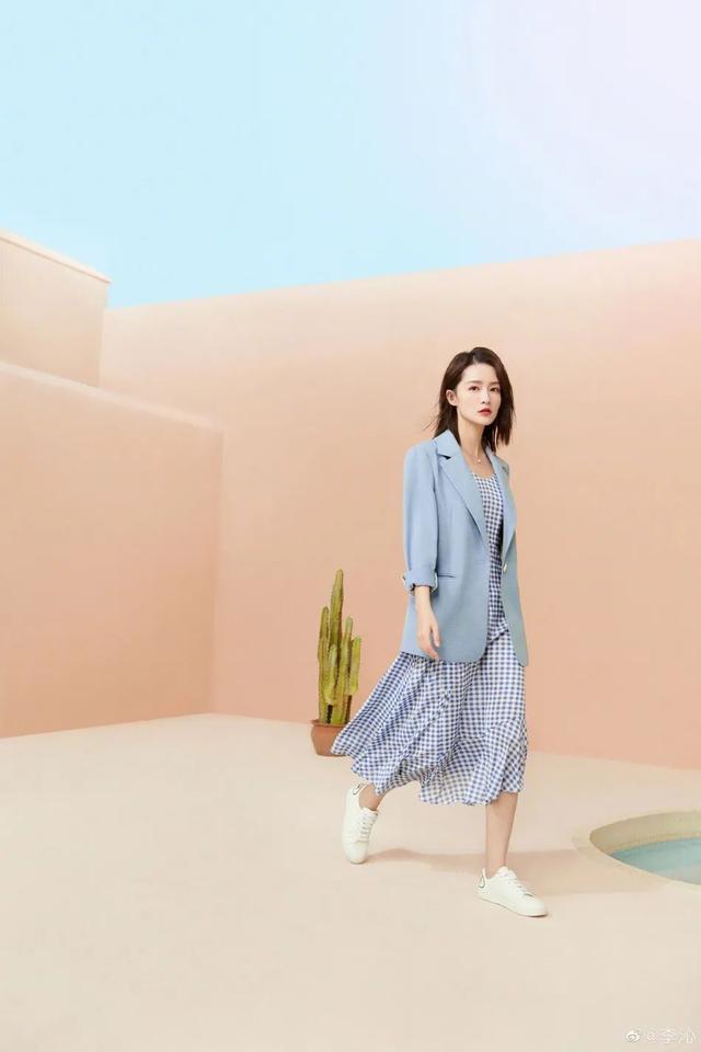 李沁懒理挽手张若昀争议！大晒肤白明眸娇嫩美照心情靓