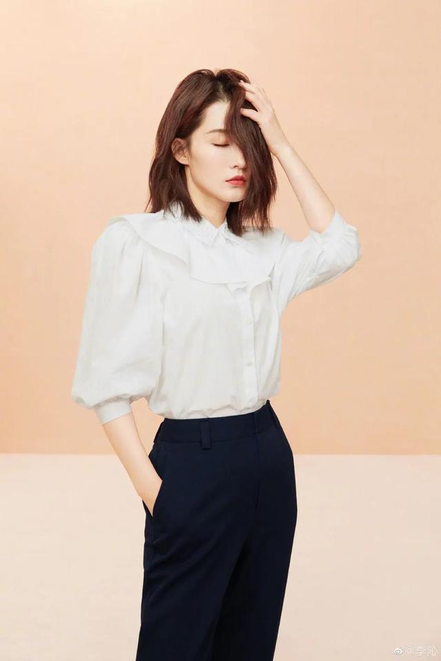 李沁懒理挽手张若昀争议！大晒肤白明眸娇嫩美照心情靓