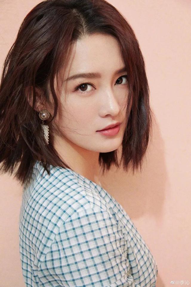 李沁懒理挽手张若昀争议！大晒肤白明眸娇嫩美照心情靓