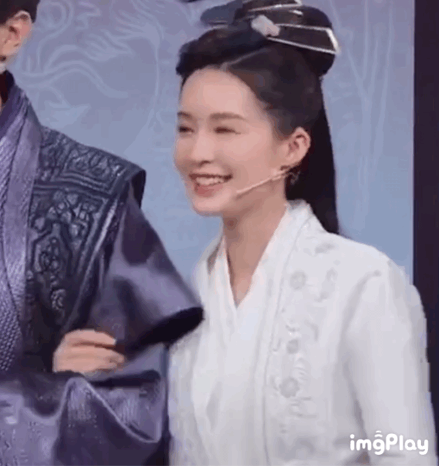 李沁懒理挽手张若昀争议！大晒肤白明眸娇嫩美照心情靓