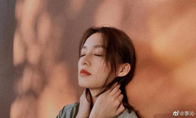 李沁懒理挽手张若昀争议！大晒肤白明眸娇嫩美照心情靓