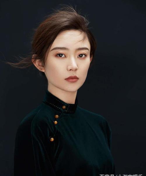 央视主持李七月，可入你眼？拥趸者众且才貌双全