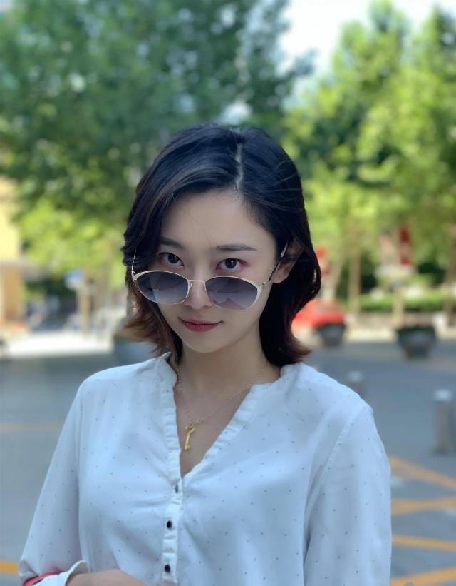 央视主持李七月，可入你眼？拥趸者众且才貌双全