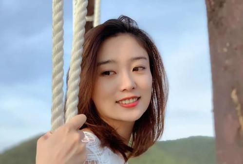 央视主持李七月，可入你眼？拥趸者众且才貌双全