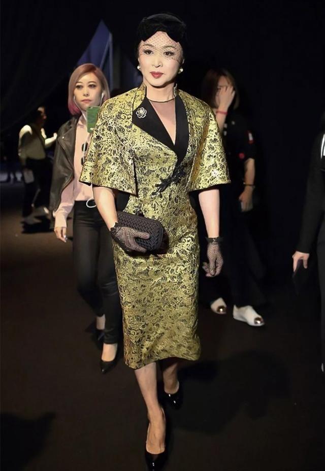 52岁的金星原来这么会穿？身材略微有些丰满，尤显韵味