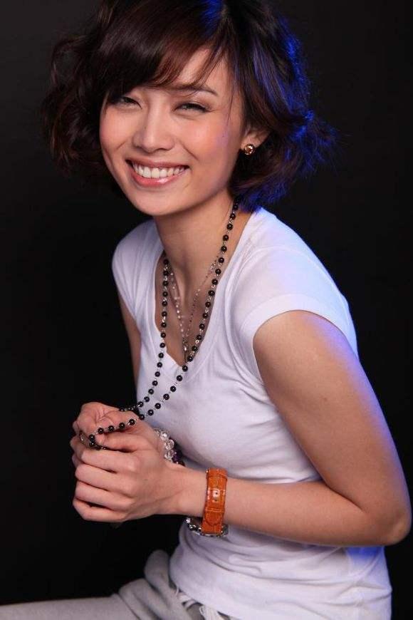 央视主持李七月，可入你眼？拥趸者众且才貌双全