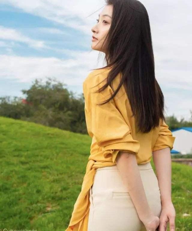 央视主持李七月，可入你眼？拥趸者众且才貌双全