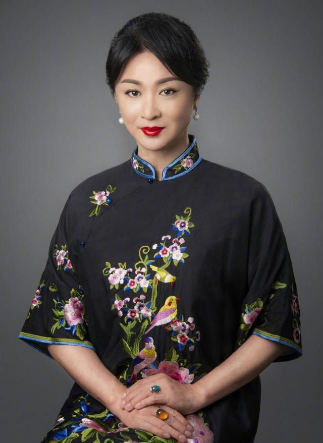 52岁的金星原来这么会穿？身材略微有些丰满，尤显韵味