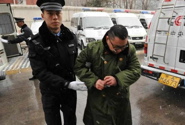 23岁火遍全国，如今51岁街头卖唱，尹相杰如何把一手好牌打烂？