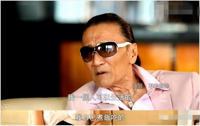 84岁一身肌肉，与35岁上海女友当街拥吻！谢贤怎么还不服老？