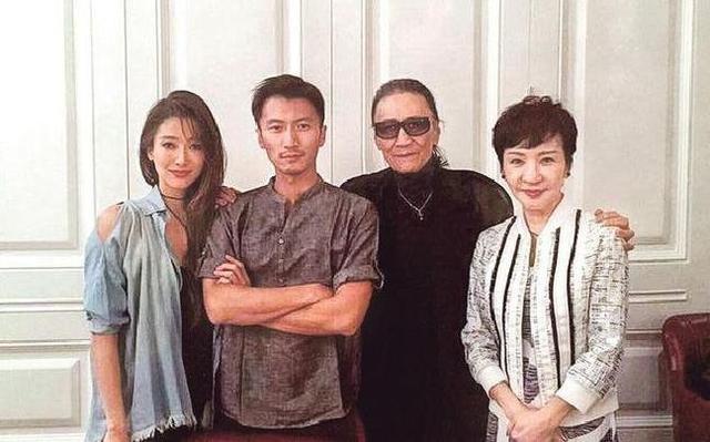 84å²ä¸èº«èèï¼ä¸35å²ä¸æµ·å¥³åå½è¡æ¥å»ï¼è°¢è´¤æä¹è¿ä¸æèï¼