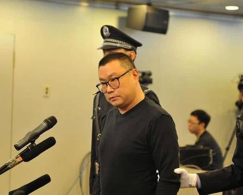 23岁火遍全国，如今51岁街头卖唱，尹相杰如何把一手好牌打烂？