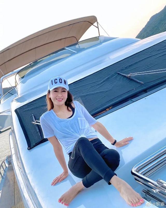 48岁美女黎姿肤白红唇娇嫩！肚子毫无赘肉惹人羡慕