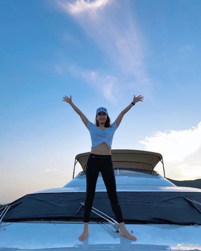 48岁美女黎姿肤白红唇娇嫩！肚子毫无赘肉惹人羡慕
